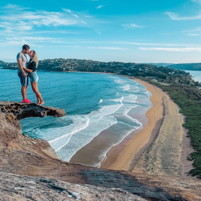 Mladý pár na australském pobřeží